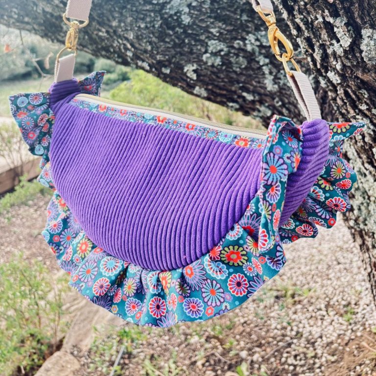 sac croissant à volant en velours côtelé personnalisable haut de gamme fabriqué à la main en France par une couturière diplômée