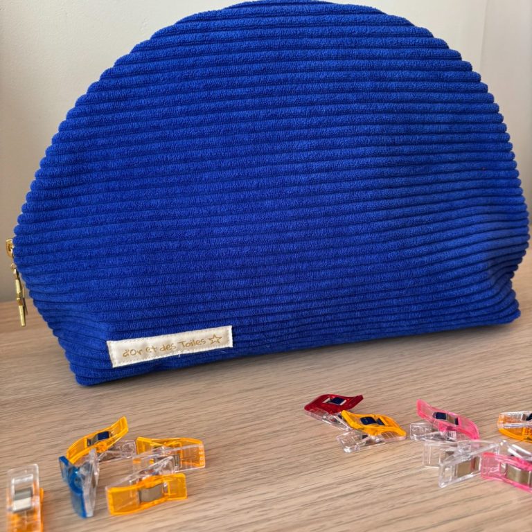 trousse en forme de demi-lune en velours côtelé personnalisable haut de gamme fabriqué à la main en France par une couturière diplômée
